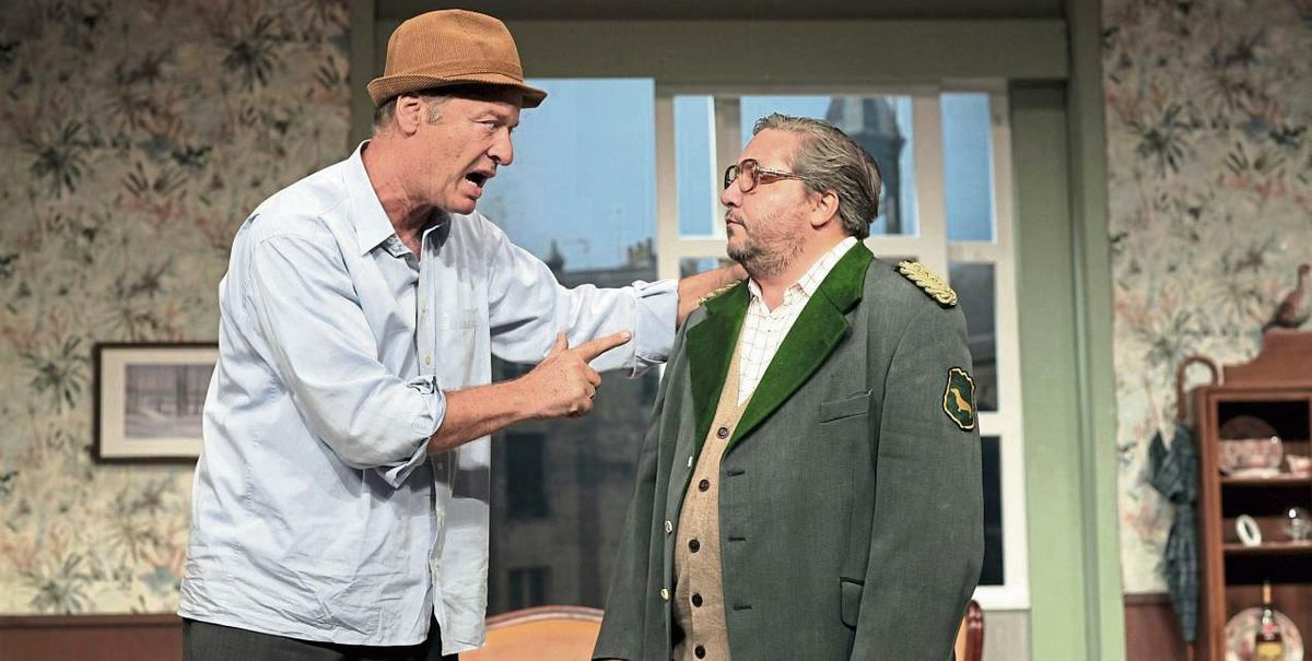 Wehe, wenn er losgelassen: Tom Gerhardt (l.) als Hausmeister Krause. Foto: Dietrich Dettmann
