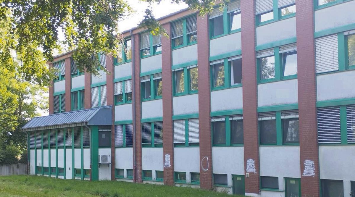 Die Schmiererei an der Polizeiwache in Lippstadt wurde notdürftig unkenntlich gemacht. Foto: Niggenaber