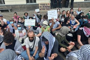 Propalästinensischer Protest auf dem Gelände der Humboldt-Universität Berlin. - Foto: Paul Zinken/dpa