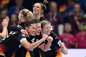 Die Handballerinnen Aimee von Pereira (unten, l-r), Alina Grijseels (Deutschland) und Nina Engel (Deutschland) feiern den Sieg über Brasilien. - Foto: Federico Gambarini/dpa