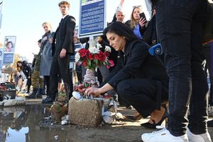 Bewegender Termin zum Abschluss der Reise. - Foto: Elisa Schu/dpa