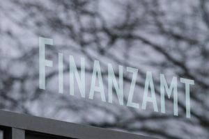 Das Stuttgarter Finanzamt. Bundesweit ist die Zahl der Klagen gegen Steuerbescheide stark gesunken. (Symbolbild) - Foto: Bernd Weißbrod/dpa