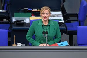 Bundestagspräsidentin Julia Klöckner fordert strengere Voraussetzungen für eine Beschäftigung durch Abgeordnete und eine bessere Drohnenabwehr. (Archivbild) - Foto: Elisa Schu/dpa