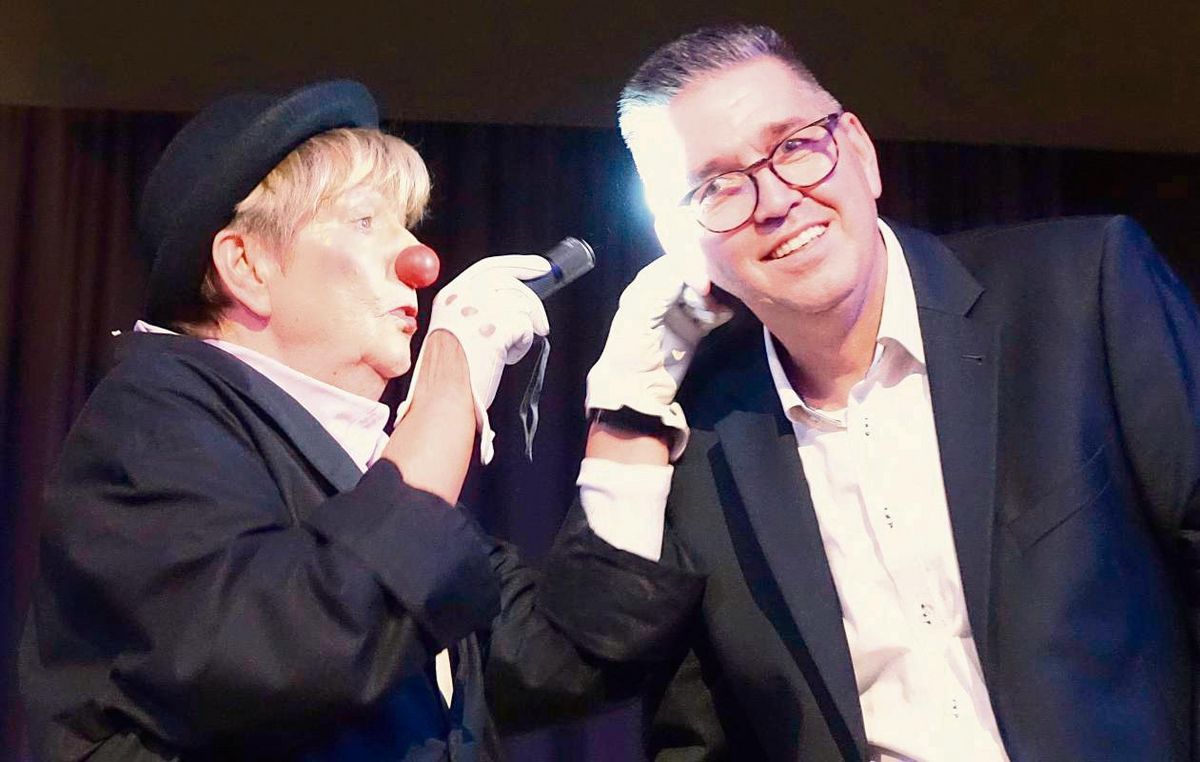 Clown Barbarella (Barbara Münzel) bekam unter anderem Unterstützung von Tourismusmanager Klaus Hötte. Fotos: Kloer