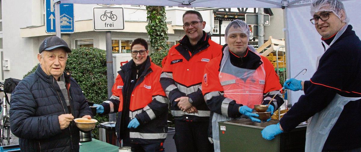 Auf dem Lippstädter Wochenmarkt bot das Team den Besucherinnen und Besuchern am Samstag einen selbstgemachten Gulascheintopf an. Foto: Wissing