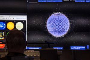 Die Menschen in Deutschland können sich inzwischen gut vorstellen, über eine Satellitenverbindung online zu sein. - Foto: Christoph Reichwein/dpa