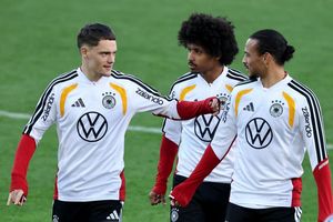 Leroy Sané (r) spielt bei der Nationalmannschaft praktisch auf Bewährung. - Foto: Christian Charisius/dpa