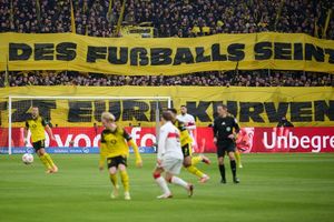 Der Fan-Protest hatte auch Auswirkung auf das Spiel in Dortmund. - Foto: Bernd Thissen/dpa