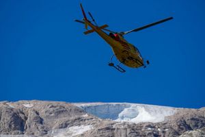 In Italien liegt in den Alpen noch nicht viel Schnee - jetzt wurde Schnee mit einem Hubschrauber eingeflogen. (Archivbild) - Foto: Luca Bruno/AP/dpa