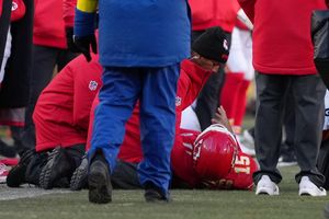 Patrick Mahomes verletzt sich in der Schlussphase. - Foto: Ed Zurga/AP/dpa