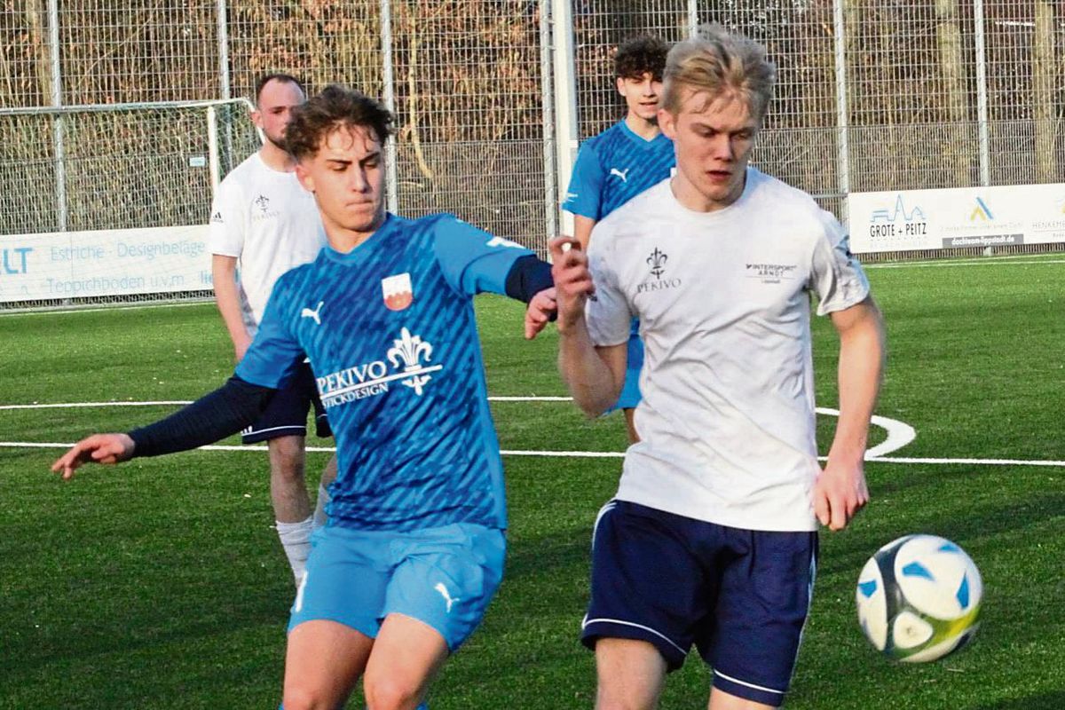 Von der ersten bis zur letzten Minute umkämpft war das A-Junioren-Duell zwischen der JSG Rixbeck/Dedinghausen (in Weiß) und dem TuS Lipperode. Am Ende siegten die Gäste knapp mit 2:1. Foto: Dannhausen