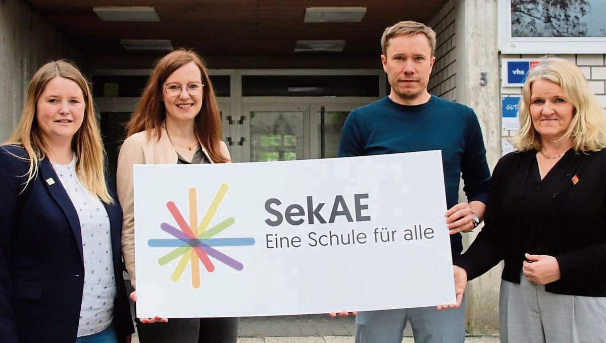 Grünes Licht hat die Bezirksregierung Arnsberg für die neue Organisationsform der Sekundarschule gegeben. Darüber freuen sich (v.l.) Alexandra Falkenau, Katharina Hens, Matthias Bigge und Christiane Schroer. Foto: Meschede