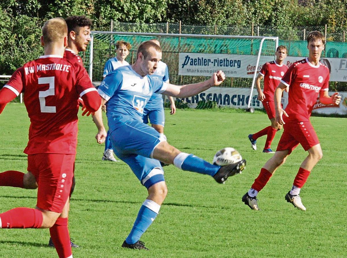 So teuer wie möglich verkauften sich die Rot-Weißen aus Mastholte im Heimspiel gegen die SpVgg Oelde. Am Ende konnte die Sellemerten-Elf die 2:3-Niederlage aber nicht verhindern. Foto: Schlink