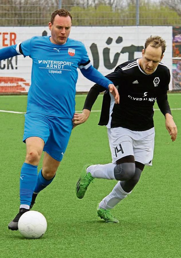 Die SG Suttrop/Kallenhardt II (in Schwarz) ist zu Hause gegen Internazionale Lippstadt gefordert. Foto: Feichtinger