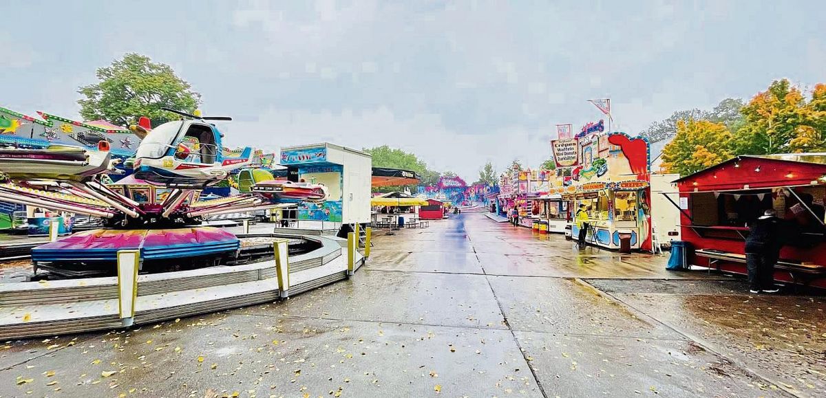 Anstehen brauche ich hier schon einmal nicht: Um kurz nach 14 Uhr herrscht am Montag auf der Erwitter Schlosskirmes (noch) Totentanz. Ich bin aber zugegebenermaßen sehr früh dran und das Wetter ist wirklich mies. Fotos: Ulrike Dietz