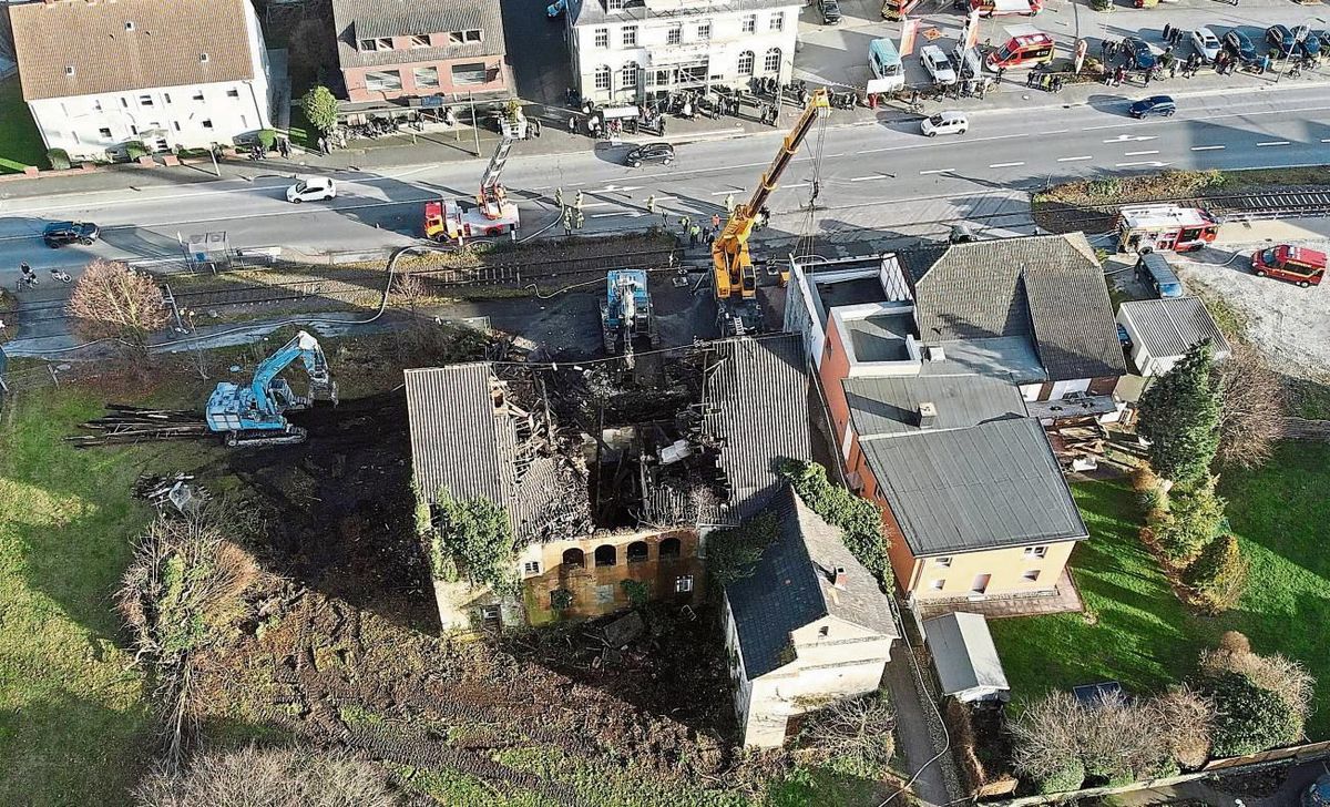 Bereits am Sonntag begannen die beauftragten Firmen mit dem Teilabriss des Hauses Wittekind. Foto: Feuerwehr Erwitte