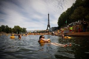 Menschen genießen das Wasser an der Badestelle Grenelle an der Seine in Paris. - Foto: Thomas Padilla/AP/dpa