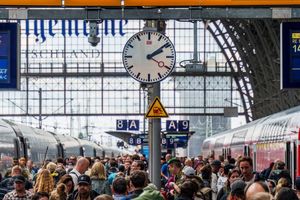 Die Bahn steckt in der Krise - nun soll es einen Wechsel an der Konzernspitze geben. (Archivbild) - Foto: Andreas Arnold/dpa