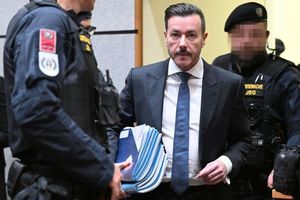 Am zweiten Tag seines Prozesses musste sich Benko Aussagen von Zeugen stellen. - Foto: Barbara Gindl/APA/dpa