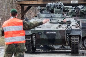 Der grenzüberschreitende Transport von schwerer Ausrüstung bereitet Militärplanern oft Sorgen - die EU-Kommission will Schwierigkeiten nun angehen. (Archivbild) - Foto: picture alliance / Armin Weigel/dpa
