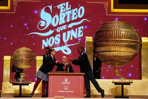 Schülerinnen und Schüler stehen im Mittelpunkt der Zeremonie. Hier bei der Ziehung der Lottozahlen im Madrider Teatro Real. - Foto: Manu Fernandez/AP/dpa