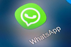 WhatsApp soll sich künftig an das Gesetz über digitale Dienste (Digital Services Act - DSA) halten müssen. - Foto: Fabian Sommer/dpa