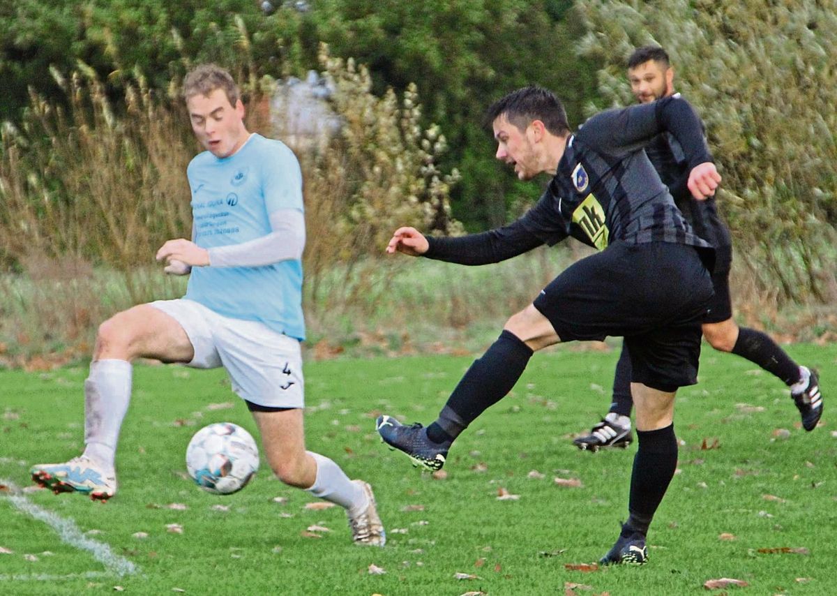 Geglückter Start in die Rückrunde: Der VfL Hörste-Garfeln (in Hellblau) bleibt Tabellenführer SuS Bad Westernkotten II nach dem 3:2-Sieg im Heimspiel gegen den TuS Warstein auf den Fersen. Foto: Schnieder