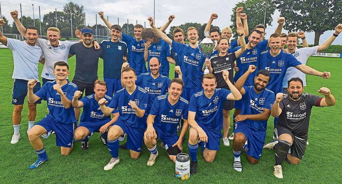 Sie stoppten die Hörster Siegesserie und sicherten sich den begehrten Wanderpokal: Die Fußballer des SV BW Rixbeck-Dedinghausen verdienten sich den Turniersieg durch viel Leidenschaft. Mit 2:0 gewannen sie das Finale. Fotos: Heinke