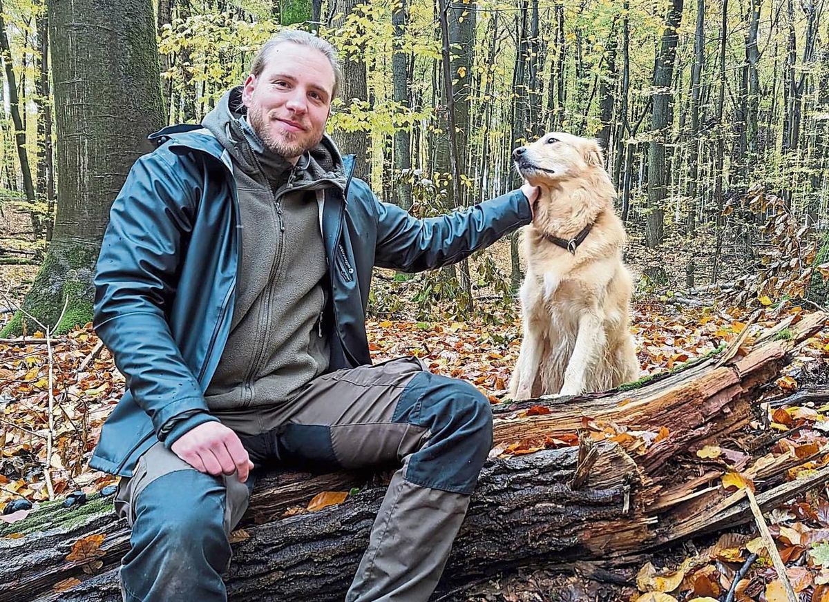 Stefan Walter hat sein Hobby zum (Neben-)Beruf gemacht. Der 32-jährige Anröchter geht in seiner Freizeit gerne mit Hündin Enna wandern. An vielen Wochenenden im Jahr leitet er zudem Survival-Kurse im Wald. Foto: Raestrup