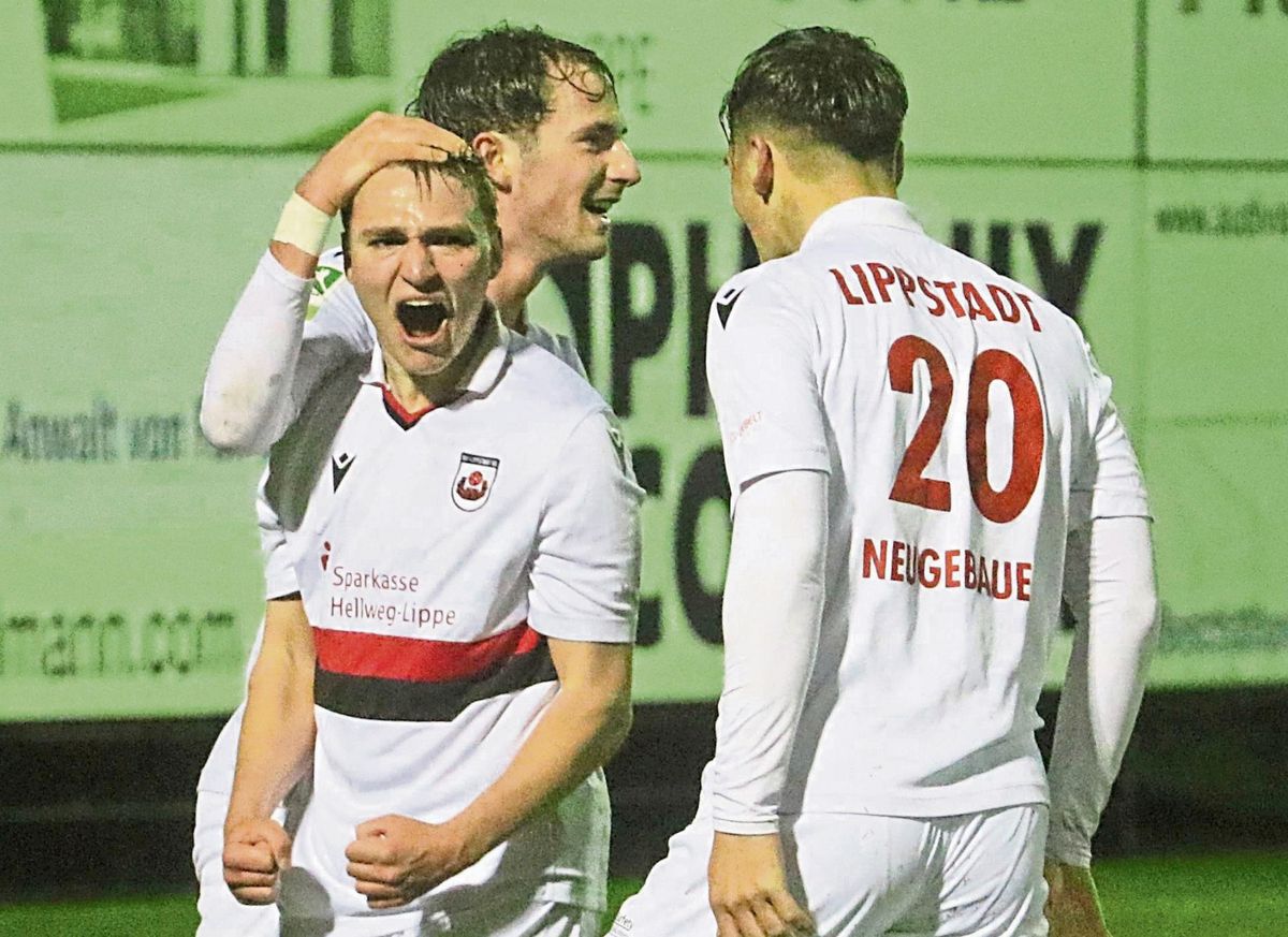 Die Einwechselspieler des SV Lippstadt drehen die Partie im strömenden Regen von Rödinghausen: Maximilian Franke (l.), Torschütze zum 2:2, Iker-Luis Kohl (h.), Vorlagengeber beider Lippstädter Treffer in der Schlussphase, sowie Louis Neugebauer (r.), der den Ball in der 82. Minute eiskalt zum 2:3-Endstand versenkt. Fotos: Lütkehaus