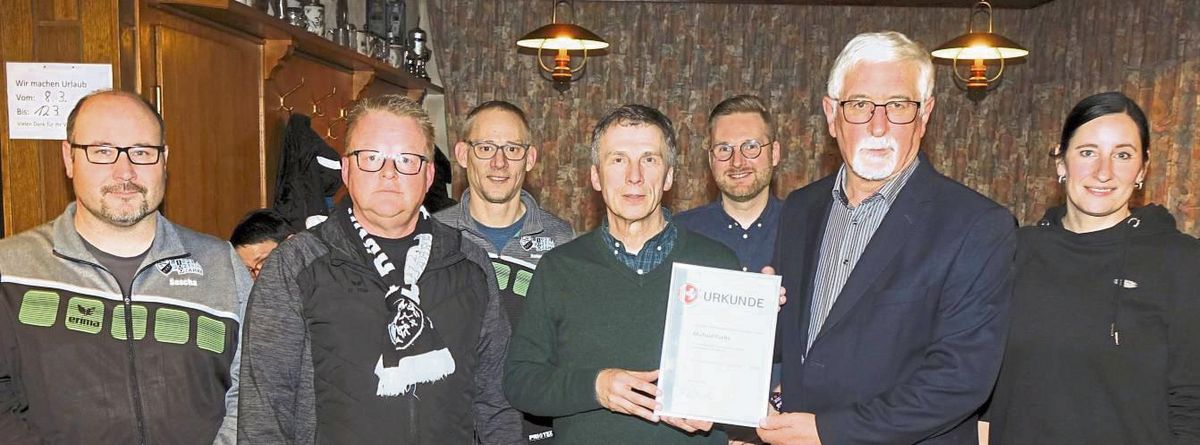 Vom Fußballvorstand des TSV Rüthen sowie dem Kreisehrenamtsbeauftragten Günter Schmidt (2.v.r.) wurde Michael Fuchs (M.) das Verdienstabzeichen des Fußball- und Leichtathletik-Verbandes in Silber verliehen. Foto: Kloer