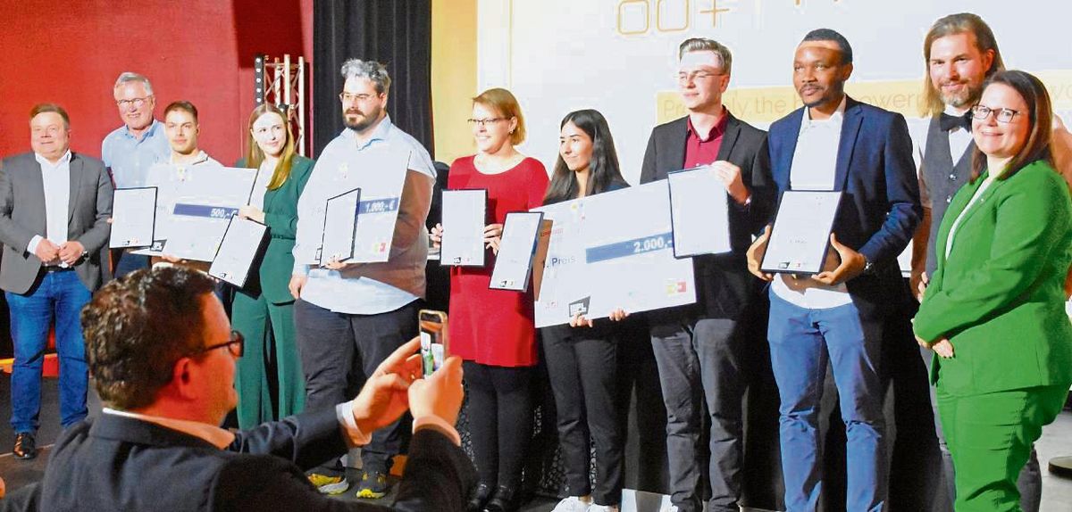 Den Preisträgern gratulierten unter anderem Bürgermeister Arne Moritz (l.), Wilhelm Corpian (2.v.l., Vorsitzender der Akademischen Gesellschaft Lippstadt), Wirtschaftsförderer Kurt Weigelt (2.v.r.) und HSHL-Präsidentin Prof. Dr. Kira Kastell (r.).