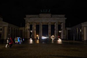 Berlin beteiligt sich an der weltweiten Aktion «Earth Hour» und schaltet das Licht am Brandenburger Tor aus. - Foto: Joerg Carstensen/dpa