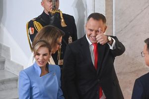 Polens neuer Präsident Karol Nawrocki, hier im Bild mit seiner Frau Marta, hat den Amtseid abgelegt. (Foto aktuell) - Foto: Piotr Nowak/PAP/dpa
