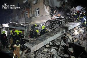 Rettungskräfte suchen in Odessa nach Verschütteten. - Foto: Uncredited/Ukrainian Emergency Service/AP/dpa