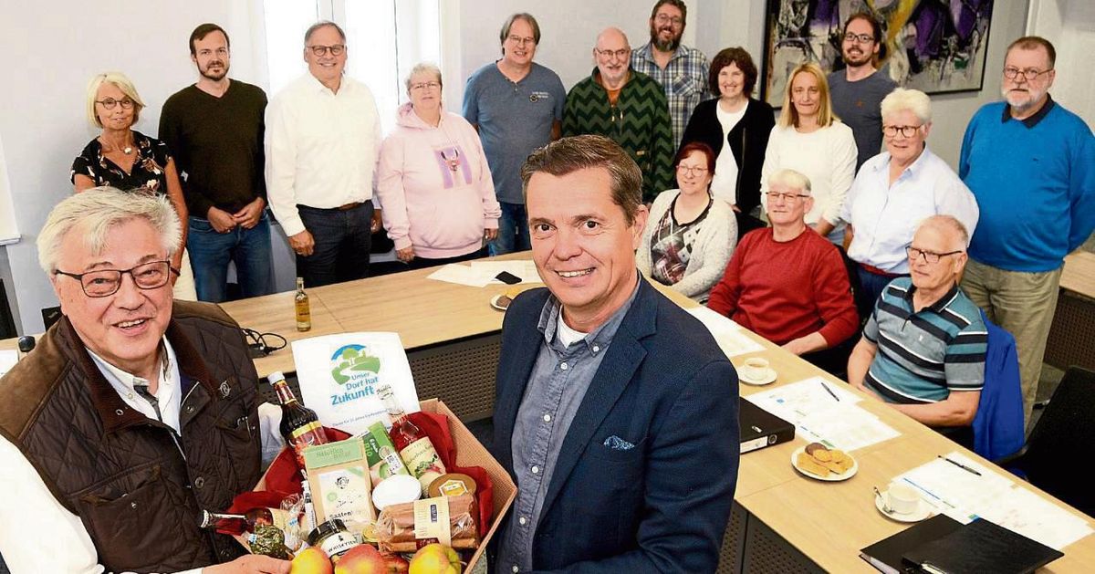 Für 32 Jahre Mitwirkung beim Dorfwettbewerb dankte der Vorsitzende der Kommission, Oliver Pöpsel (r.), dem scheidenden Dezernenten für Regionalentwicklung, Dr. Jürgen Wutschka (l.). Foto: Kalle (Kreis Soest)