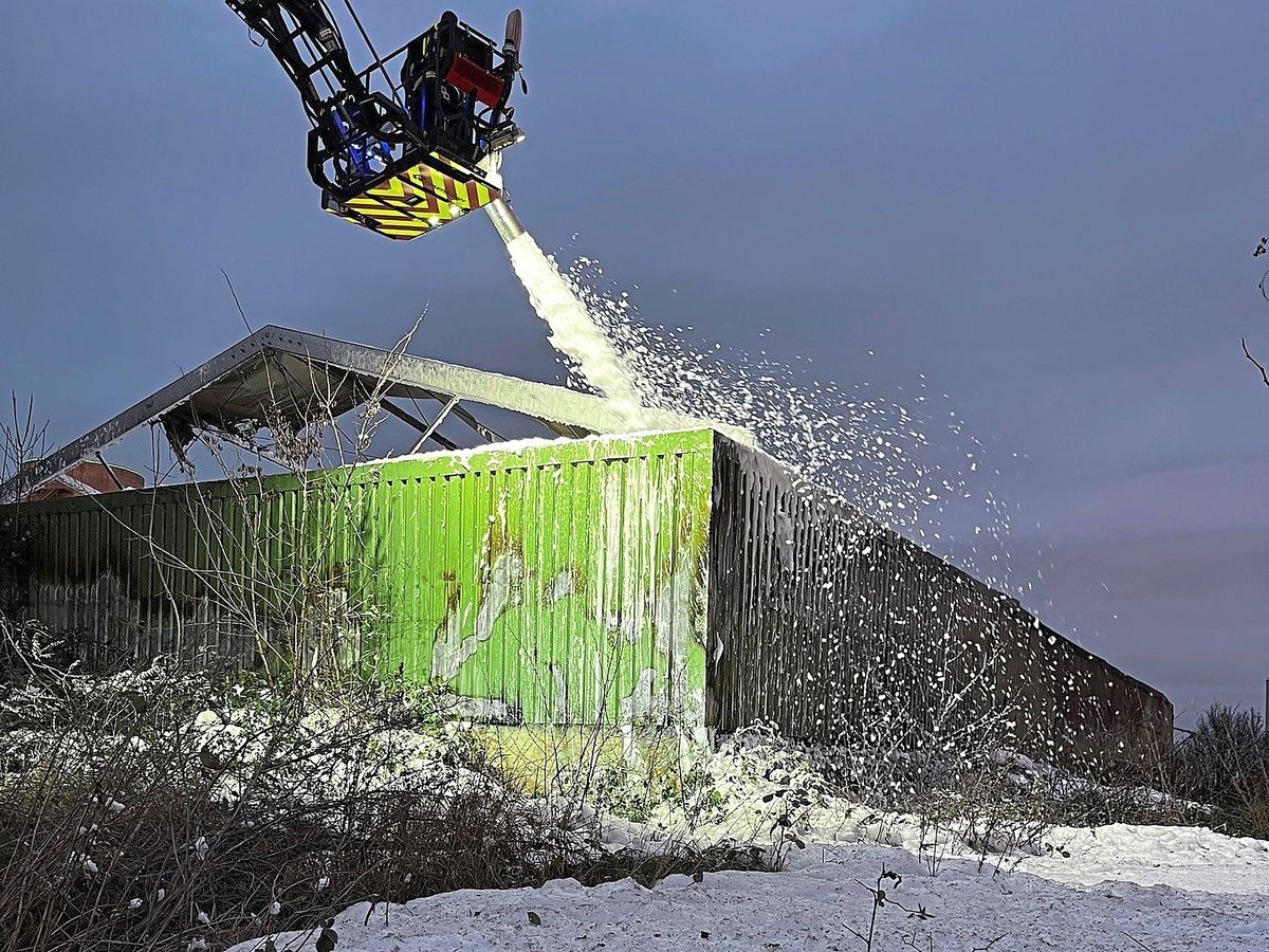 Die Lagerhalle wird mit einem Schaumteppich belegt. Foto: Feuerwehr Kreis Soest