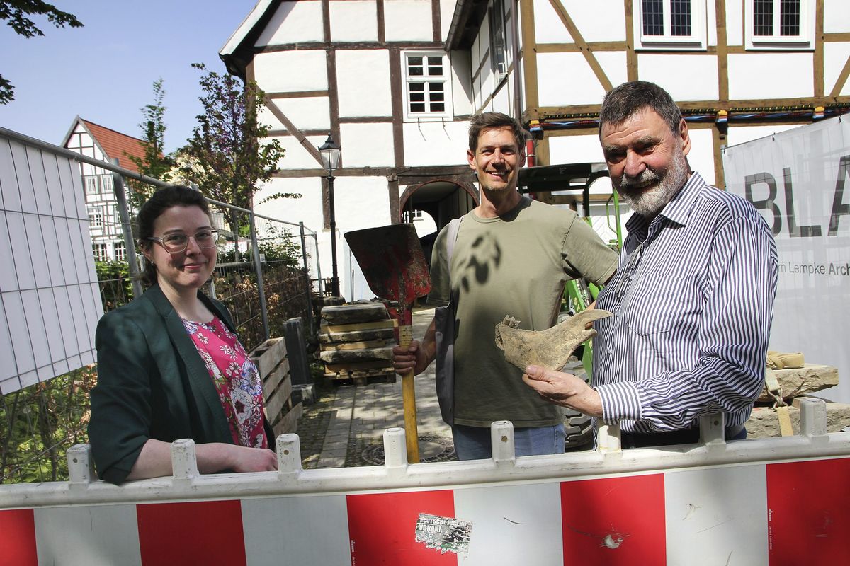 Carina Schwartz-Bunte von der Stadt Lippstadt sowie die Amtsbrüder Alexander Lempke und Friedrich Wilhelm Hülsemann verfolgen die Arbeiten gespannt. 