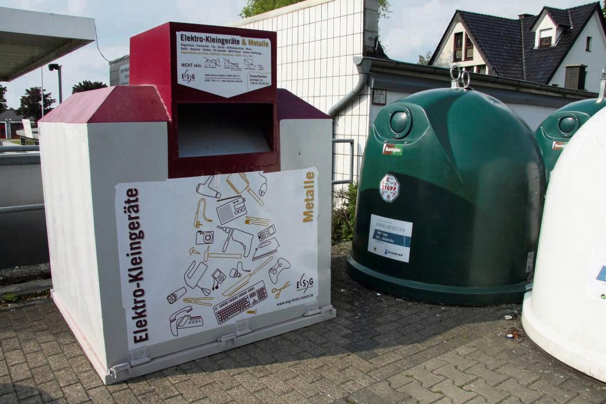 Diese Container für Elektro-Kleingeräte und Metalle gibt es im Rüthener Stadtgebiet nicht mehr. Foto: Rückert