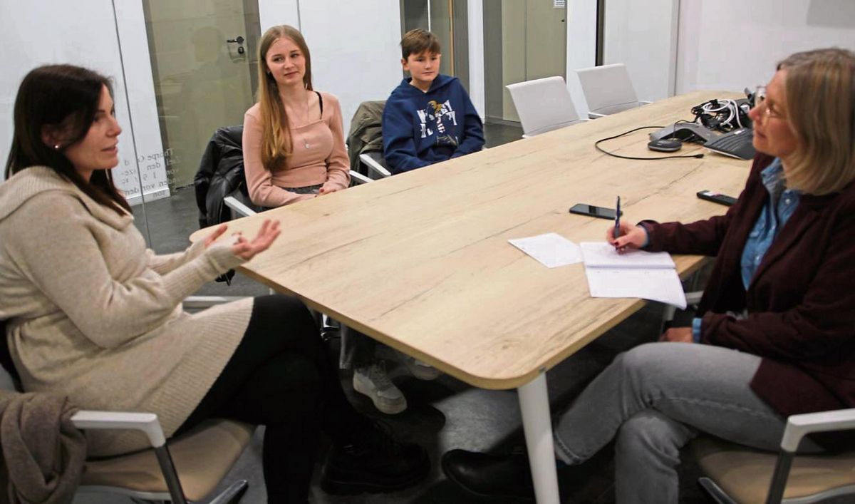 Susanne,Ylva und Aaron Romstadt (v.l.) im Gespräch mit Patriot-Redakteurin Kristina Rückert (r.). Foto: Bastian Puls