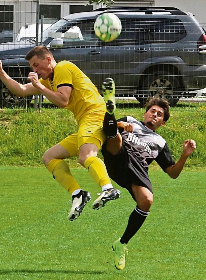 Warfen bei der Testspiel-Premiere gleich alles rein: Die Kicker des SuS Bad Westernkotten (l.) besiegten den Paderborner A-Ligisten SV Marienloh mit 2:0. Foto: Lütkehaus