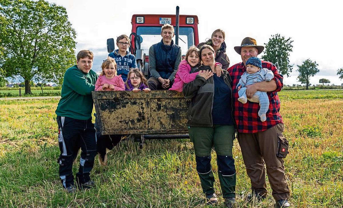 Landwirt Helmut Ahrenhold (rechts), seine Frau Cindy und ihre Kinder geben im TV Einblick in ihr Leben. Foto: Ben Knabe