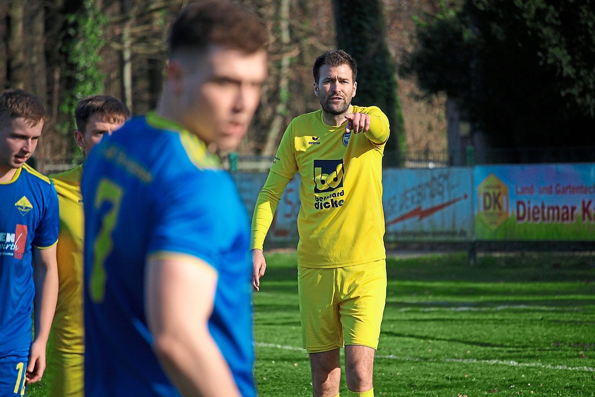Geht im Sommer in sein viertes Jahr in Mellrich: Trainer Christopher Köthemann. Foto: Thorsten Heinke