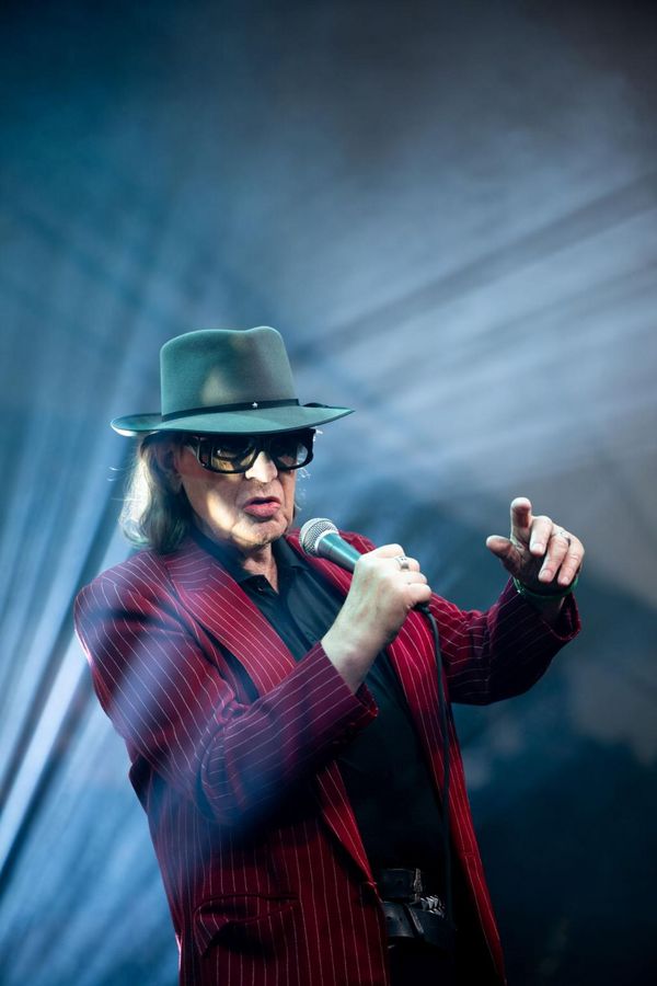 Udo Lindenberg steht bei der Eröffnungsfeier zu seiner Ausstellung auf der Bühne und singt. - Foto: Fabian Strauch/dpa