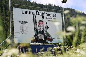 Ein Plakat erinnert unweit von Garmisch-Partenkirchen an die Erfolge Laura Dahlmeiers. - Foto: Str/dpa