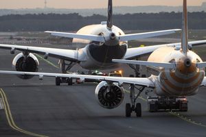 Lufthansa und Condor konkurrieren am Frankfurter Flughafen. - Foto: Boris Roessler/dpa