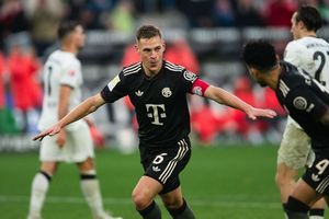 Bayerns Joshua Kimmich jubelt über sein Führungstor in Mönchengladbach. - Foto: Marius Becker/dpa