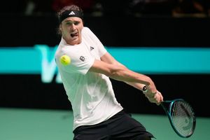 Volle Konzentration auf den Ball und den Schlag: Alexander Zverev - Foto: Luca Bruno/AP/dpa