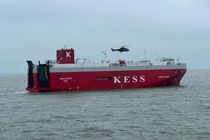 Der Frachter wurde zurück in den Emder Hafen geschleppt. - Foto: --/Havariekommando/dpa