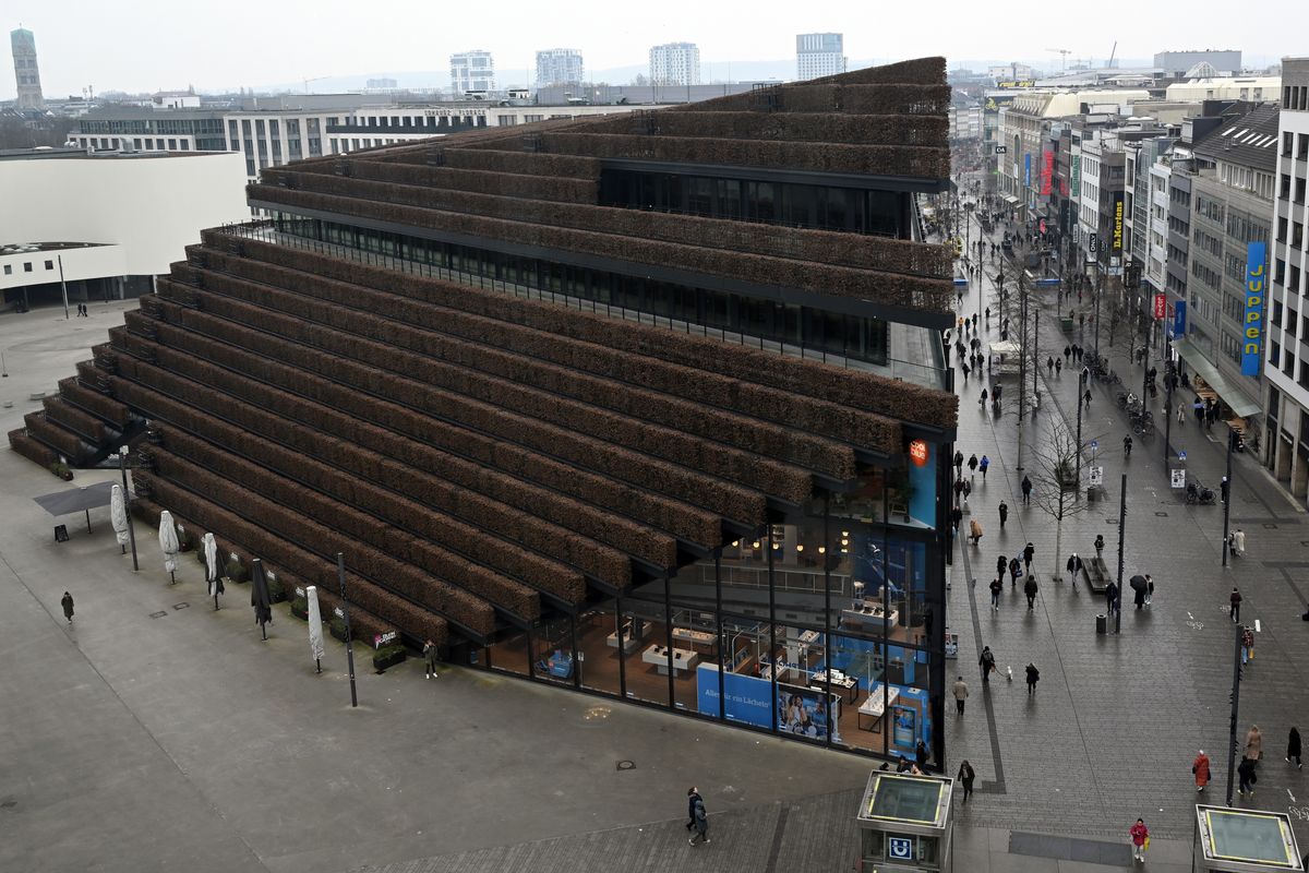 Hainbuchen-Hecken wie hier am Düsseldorfer Kö-Bogen 2 sollten - so die Idee der Verwaltung - das neue Stadthaus-Parkhaus begrünen. Der Vorschlag fand trotz Einspar-Potenzial keine politische Mehrheit. Foto: dpa